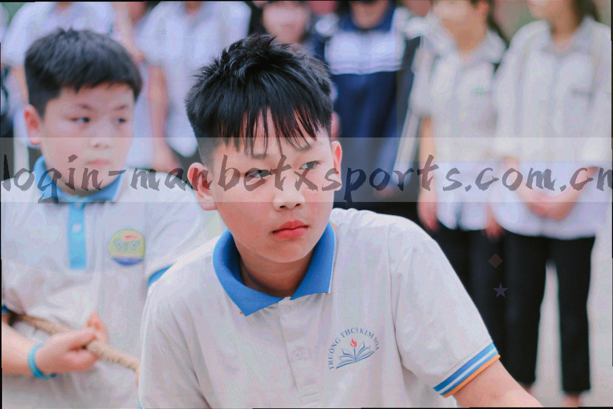工作台上的耳机、显示器与记录本，画面仅呈现手部与设备，屏幕内容虚化